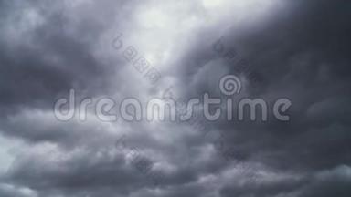 可怕的雷雨云在天空中<strong>飞舞</strong>