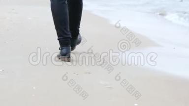 旅行概念。 `的女人穿着黑色皮鞋，踏着沙滩，踏着大海，走出地平线