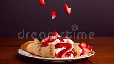 美味的薄饼，里面装满了草莓和奶油，草莓落在薄饼上。