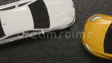 顶部视图：车祸-<strong>玩具模型</strong>汽车坠毁白色玩具汽车慢速运动