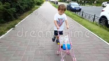 可爱的蹒跚学步的<strong>男孩</strong>带着玩具婴儿车在街上散步的4k镜头。 <strong>男孩为女孩</strong>玩玩具。 积极主动