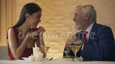 老头邀请年轻女朋友跳舞，在餐馆里度过浪漫的夜晚