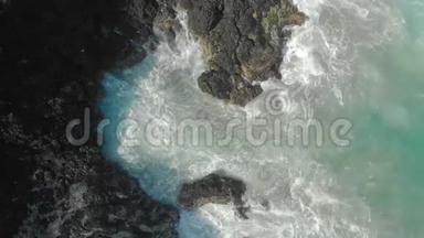 黑色火山海滩的空中拍摄。 巴厘岛火山海滩