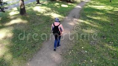 秋天公园里，一位年轻的美女在树上散步，空中拍摄，无人机的视频