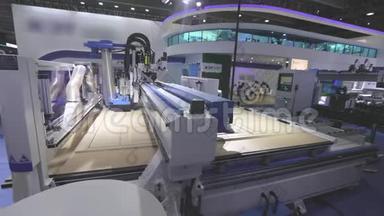 大型现代木工机械，数控机床切割工件。 中国展览会上的数控机床