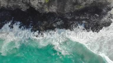 黑色火山海滩的空中拍摄。 巴厘岛火山海滩