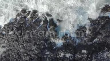 黑色<strong>火山</strong>海滩的空中拍摄。 波浪撞击岩石，形成天然<strong>喷泉</strong>