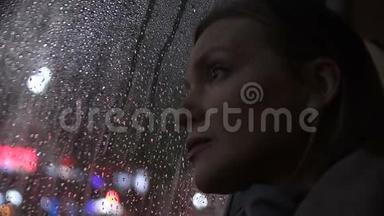 伤心的女人透过雨窗，<strong>坐</strong>着<strong>出租车</strong>，秋天的忧郁