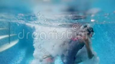 两个十几岁的女孩牵着手在<strong>游泳</strong>池里4k视频。 从水下看。 <strong>儿童</strong>游戏