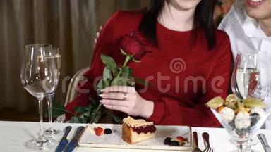 浪漫关系的概念。 在餐馆<strong>约会</strong>的情侣。 手中玫瑰，浪漫的<strong>约会</strong>。 2月14概念。 穿红衣服的女人