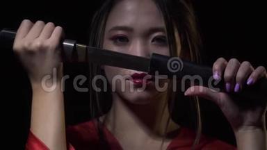 日本艺妓笑着拿出一把刀，从黑暗中慢慢地出现