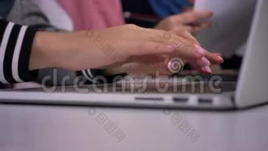 专注的特写手指在笔记本电脑的键盘上打字，<strong>势不可挡</strong>，现代的工作插图，漂亮的手
