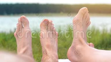 两个人躺在海滩上的鞋底形象。 暑假概念。 旅行。 旅游业。 假期。 景观。 腿。