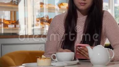 在咖啡店喝热茶的时候用智能手机看不出来的女人