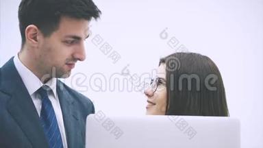 年轻的商务夫妇站着，看着笔记本电脑里的东西，<strong>讨论</strong>着重要的问题，<strong>思考</strong>着。