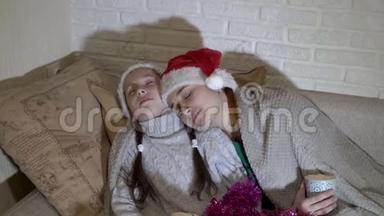 戴着<strong>圣诞老人帽子</strong>的孩子们在沙发上睡在毯子下等待<strong>圣诞老人</strong>。 肖像。 关门