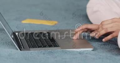 特写女人`她的手使用<strong>笔记本电脑</strong>在床上。 女孩在家里用<strong>笔记本电脑</strong>打电话。 技术概念