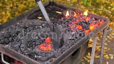 带燃烧煤的铁匠便携炉，金属锻造工具