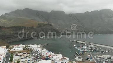 海湾为游艇在大西洋沿岸的阴天-鸟瞰. 高海拔的大山