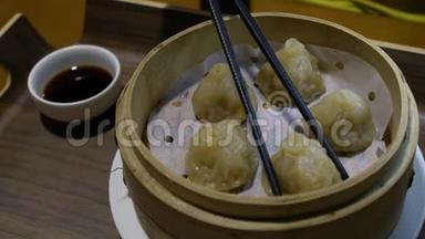 在餐馆里用筷子吃饺子的慢动作。 中国食物