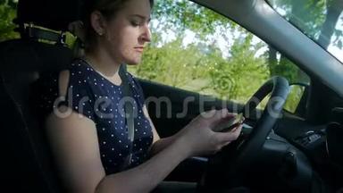 慢动作视频不负责任和粗心的女人在智能手机上键入信息时，驾驶汽车。 请使用