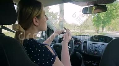 <strong>不负</strong>责任的女司机开车时化妆的慢动作视频
