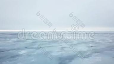 飞越极地冰面上的重雾，保留着甜水. 全球气候变化概念，全球变暖