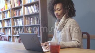 坐在咖啡店用手提电脑的临时女学生