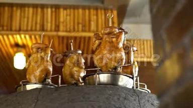 4K，台湾砖窑和烤鸡在巨大的粘土烤箱。 台湾食物。