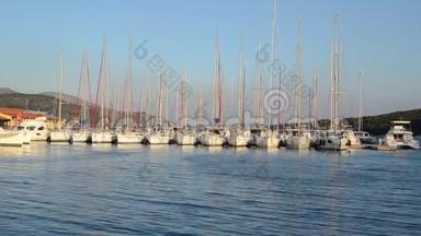 游艇和豪华游艇在码头。停泊在码头的船只。游客在海上的港口乘船。停靠在岛上的游艇