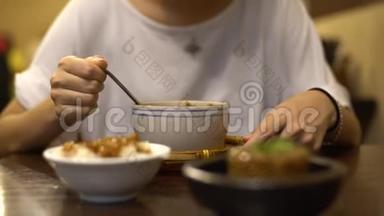 4K亚洲女人在餐馆吃鸡汤和一碗米饭