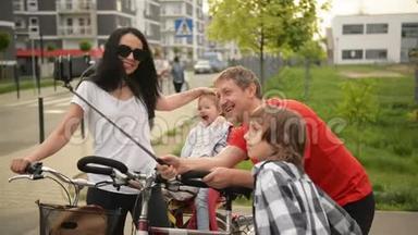 幸福的家庭微笑，而采取自拍。 一起玩的人。 户外，自拍，骑自行车。