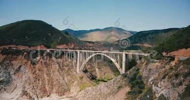 惊人的空中<strong>拍摄</strong>比克斯比峡谷大桥在1号高速公路在大南加州美国，史诗<strong>自然</strong>天际线背景<strong>拍摄</strong>。