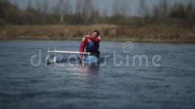 残疾人在河上划独木舟。 划艇，划艇，划艇.. 培训。 做皮划艇。 奥林匹克运动。 慢慢