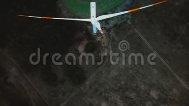 俯视无人机移动在风车涡轮上方，有红色叶片标记，替代可再生能源工业。
