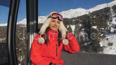 穿着滑雪服和滑雪护目镜的女孩坐在缆车上的缆车上。 滑雪场。