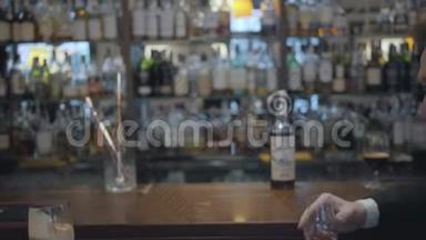 一个面目全非<strong>的</strong>黑发女人和一个金发<strong>大胡子的男人</strong>坐在酒吧柜台关门。 夜间生活方式概念
