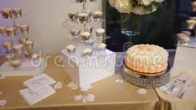 米色桌布上的婚礼甜点。 婚礼甜点4k