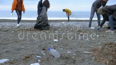 志愿者在秋天<strong>清理</strong>海滩上的<strong>垃圾</strong>。 环境问题
