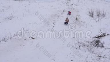 冬天，女孩在雪地里翻滚，从山上撞上了<strong>悍马</strong>，掉进了雪里。