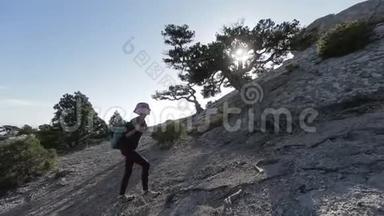 背着小背包爬到<strong>山顶</strong>的年轻女子。<strong>山顶</strong>上风景优美的女士。