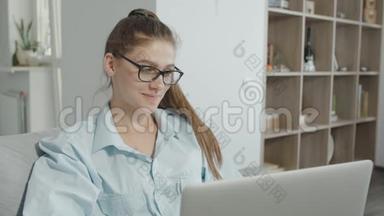 十几岁的<strong>女孩</strong>在家里用笔记本电脑，在<strong>社交网络</strong>上聊天，笑着笑着