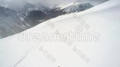 FPV滑雪者在雪粉上滑下<strong>空山</strong>。<strong>山</strong>地晴天