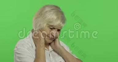 一位有颈部疼痛的老年妇女。 <strong>老奶奶</strong>。 铬键