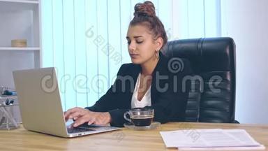 这个女孩穿着时髦的衣服坐在办公室里，打印了一部<strong>纪录</strong>片。