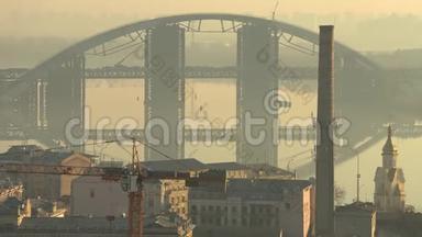 乌克兰基辅达尼斯特基布里奇大桥与城市景观在雾蒙蒙的早晨与倒影，4k视频