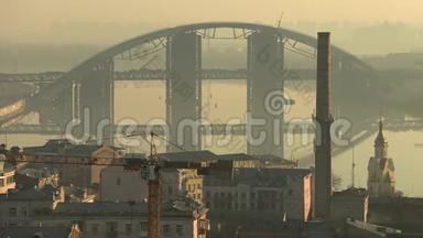 乌克兰基辅达尼斯特基布里奇大桥与城市景观在雾蒙蒙的早晨与倒影，4k视频