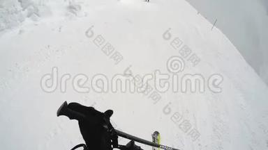 FPV滑雪者下山. 斯诺巴德尔斜坡在滑雪者前面。 山上天气晴朗。 多姆拜