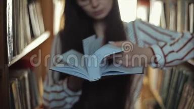 合上一个戴着眼镜的漂亮少女翻阅着书