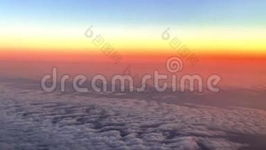 从飞越瑞士阿尔卑斯山的云和山的飞行<strong>飞机上</strong>观看